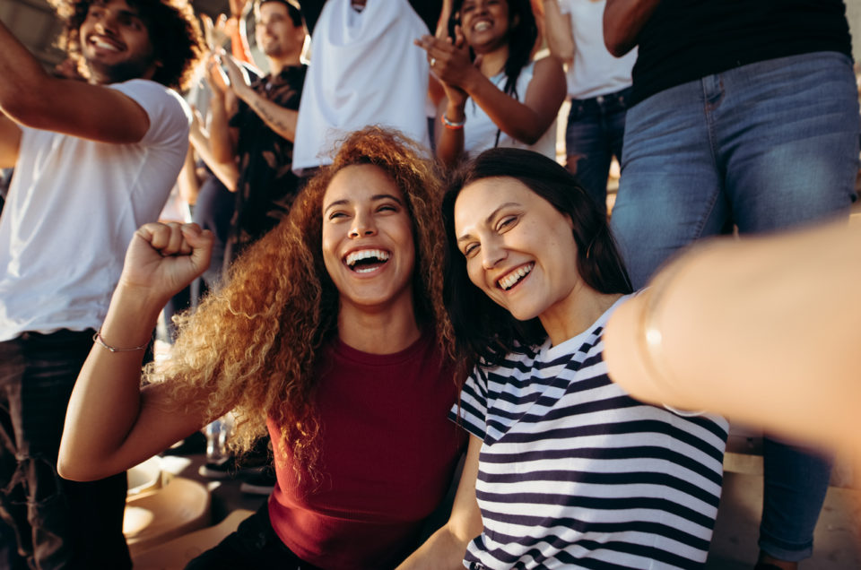 friends enjoying live music